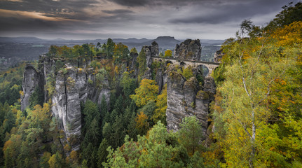 Bastei im Elbsandsteingebirge im Herbst am frühen Morgen