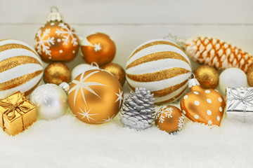 Gelbe Dekoration zu Weihnachten