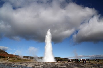 Secuencia de explosión del Geysir Strokkur en Islandia con turistas fotografiandolo que dan idea de la escala.