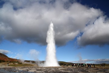 Secuencia de explosión del Geysir Strokkur en Islandia con turistas fotografiandolo que dan idea...