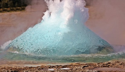 Secuencia de explosión del geysir Strokkur en Islandia de cerca.