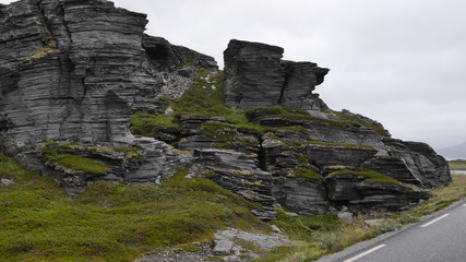 Küstenstraße nach Havøysund an einem nebeligen Sommertag, Norwegen