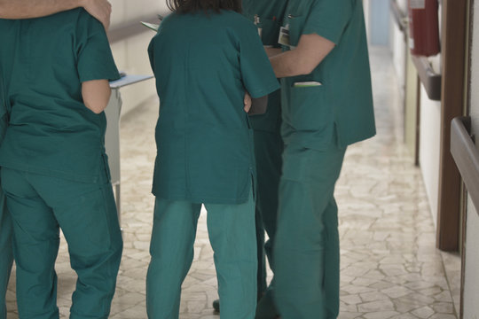 riunione di medici ed infermieri