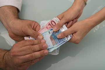 Tensione uomo e donna per denaro