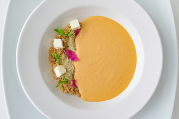 Crema de chicharrón con crocante de salmón