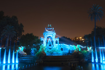 Fototapeta premium parque público de la ciudadela en barcelona de noche