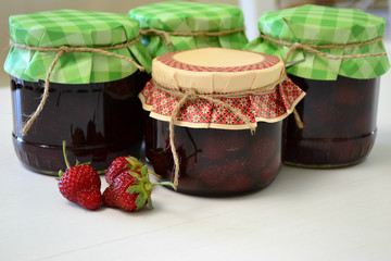 strawberry jam in the Bank is on the table 