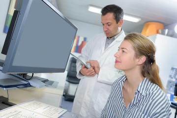 Obraz na płótnie Canvas doctor using a computer to inform patient