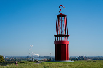 Geleucht Halde Rheinpreußen in Moers vor Industrie-Kulisse © Mirko Müller