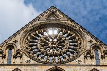 Obraz premium York Minster Fassade mit Rosenfenster im Sonnenschein