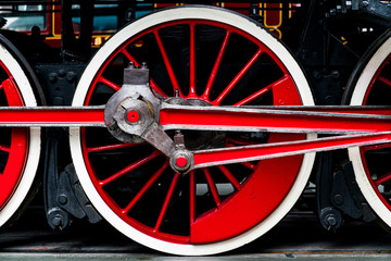 Rotes eisernes Laufrad einer alten Dampflokomotive