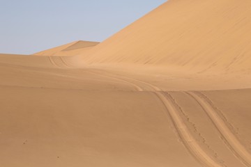 Fototapeta na wymiar Spuren durch den Sand