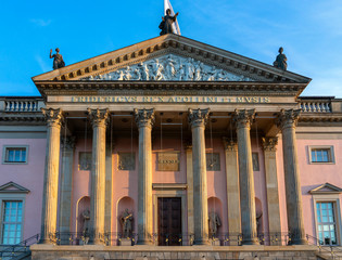 Fototapeta na wymiar Deutsche Staatsoper Berlin