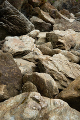 un ensemble de rocher sur une plage , en verticale