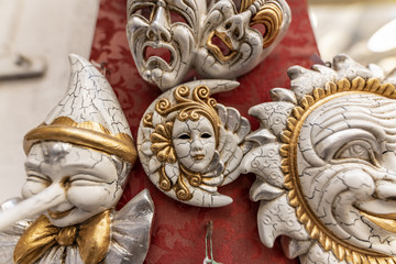 Maschere del Carnevale di Venezia in ceramica e foglia oro, tra storia e costume popolare