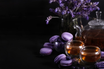 Obraz na płótnie Canvas Lavander tea with macarons background