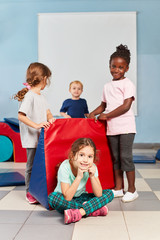 Gruppe Kinder in der Turnhalle