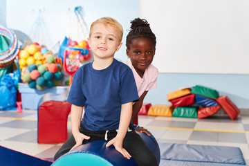 Junge und afrikanisches Mädchen