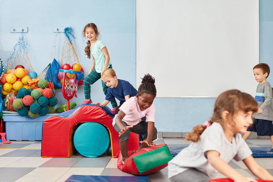 Kinder spielen fr&ouml;hlich in der Turnhalle