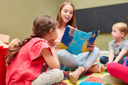 Tagesmutter und Kinder beim Vorlesen