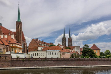 The city of Krak&oacute;w is full of historical buildings, churches, bridges and other historical monuments found on every corner. The most visited places include the churches that have a great deal in Polis
