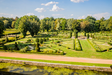 Les Jardins et les douves du Ch&acirc;teau de Cormatin en Bourgogne