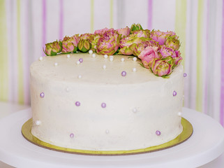 low-calorie handmade cake decorated with fresh flowers roses
