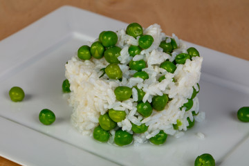 Steamed rice with green peas