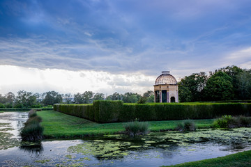 La voli&egrave;re dans les jardins du Le Ch&acirc;teau de Cormatin en Bourgogne