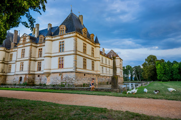 Fototapeta na wymiar Femme devant le Château de Cormatin en Bourgogne