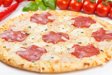 Pizza Salami Zutaten backen Nahaufnahme auf Holzbrett