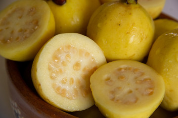 Fruta de guayaba en fondo blanco