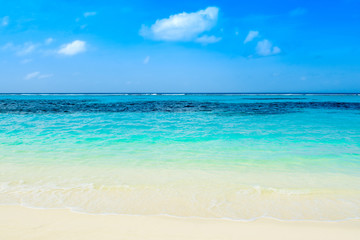Obraz na płótnie Canvas Beautiful landscape of clear turquoise Indian ocean, Maldives islands