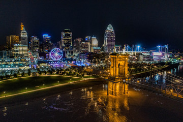 Fototapeta na wymiar Cincinnati Skyline at Night