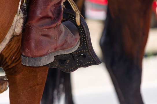bota de cuero en el estribo de una montura