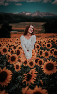 Mujer en campo de girasoles