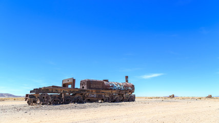 Fototapeta na wymiar Vieux train rouillé métal dans le désert de sel de Bolivie Cimetière