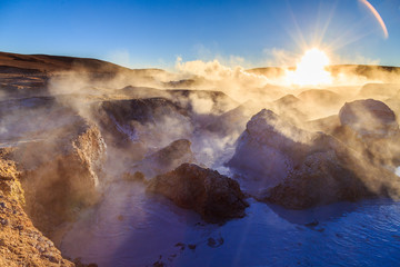 Geysers Sol de Manana Bolivie désert de sel frontière Chili Aventure fumée vapeur d'eau Lever du soleil