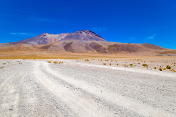 Paysage route désertique et montagne dans le désert de Bolivie Uyuni Potosi Atacama Chili aventure trail