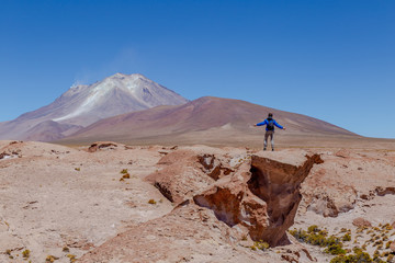 Homme dans le désert de sel de Uyuni en Bolivie Paysage voyage aventure volcan aride 