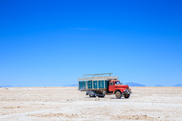 Camion coloré dans le désert de sel de Bolivie Uyuni Exploitation travail industrie paysage