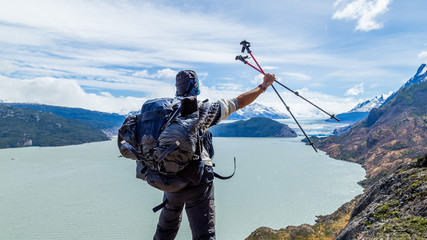 Homme sac á dos avec batons de randonnée en Patagonie Torres Del Paine Chili sport aventure