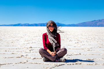 Jeune femme assise dans le désert de Sel de Bolivie Uyuni voyageuse Amérique du sud