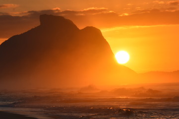Naklejka premium Sol, a nascer na Praia