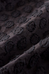 葉柄の刺繍の黒い布