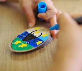 木の板に絵を描く子供