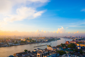Naklejka premium Sun rise The Chao Phraya River Behind the view of the royal palace in the corner.