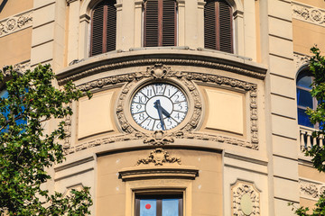 Fototapeta na wymiar needle clock on a wall the wall of a building