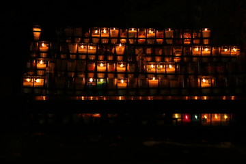 Ofrenda de velas encendidas