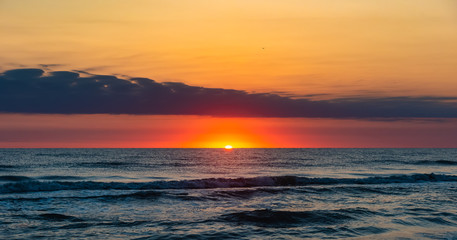 Fototapeta na wymiar Amazing beautiful sunrise at the sea